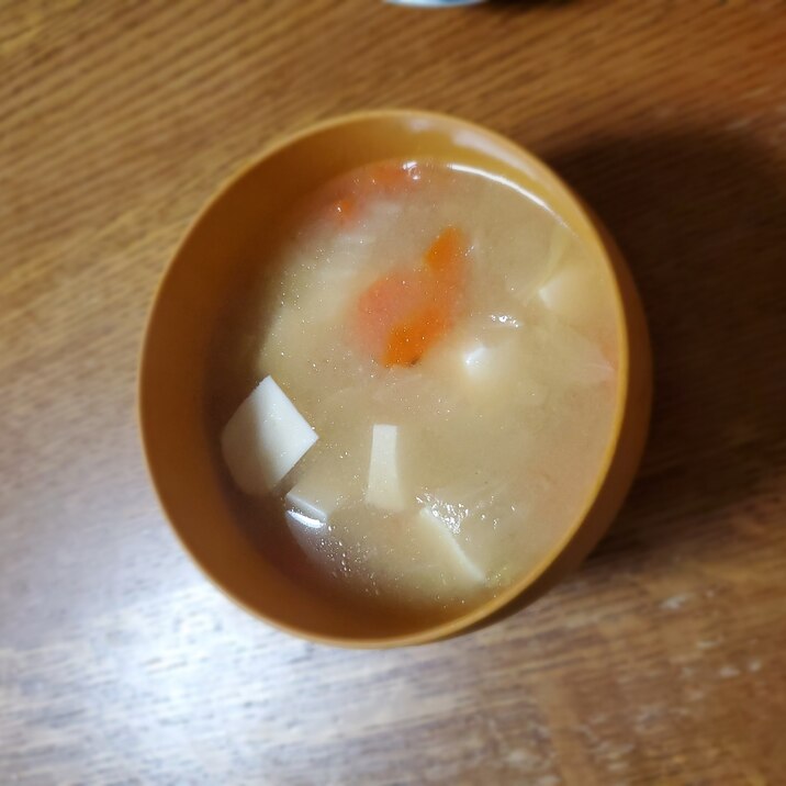 白菜と人参と豆腐のお味噌汁